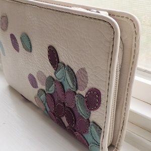 Fossil women's leather clutch wallet zip beige